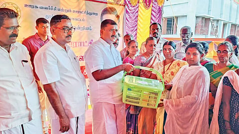 தாப்பாத்தி கிராமத்தில் கர்ப்பிணி பெண்களுக்கு ஊட்டச்சத்து பரிசு பெட்டகத்தை மார்கண்டேயன் எம்.எல்.ஏ. வழங்கிய போது எடுத்த படம்.