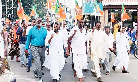 தஞ்சையில் பா.ஜ.க.வினர் கட்சி கொடியுடன் கண்டன ஊர்வலமாக சென்ற காட்சி.

