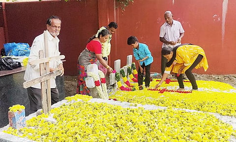 கிறிஸ்தவர்களின் கல்லறை திருநாள் அனுசரிப்பு