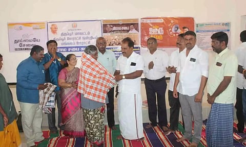 மங்கலம் ஊராட்சி கிராமசபை கூட்டத்தில் தூய்மை பணியாளர்களுக்கு பொன்னாடை போர்த்தி கவுரவப்படுத்தியபோது எடுத்த படம்.
