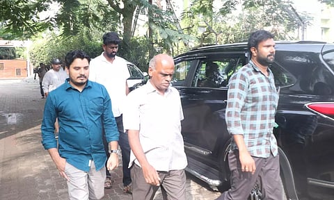 மீனா ஜெயக்குமார் வீட்டில் சோதனைக்காக வந்த வருமான வரித்துறையினர்.&nbsp;