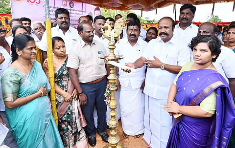 கழனிவாசல் பகுதியில் சிறு விளையாட்டு அரங்கம் அமைப்பதற்காக அடிக்கல் நாட்டு விழாவில் அமைச்சர் பெரியகருப்பன் குத்துவிளக்கேற்றினார். அருகில் கலெக்டர் ஆஷா அஜித்,  மாங்குடி எம்.எல்.ஏ. உள்பட பலர் உள்ளனர்.