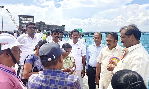 உடன்குடி அனல்மின் நிலைய பணிகளை  சட்டமன்ற உறுதிமொழி குழுத்தலைவர் வேல்முருகன் ஆய்வு செய்த காட்சி.