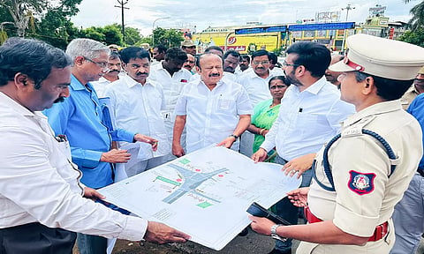 கடலூர் புதிய பாலம் கட்டுவது தொடர்பாக வேளாண்மை துறை அமைச்சர் எம்.ஆர்.கே. பன்னீர்செல்வம் தலைமையில் ஆய்வு பணி நடைபெற்றது.&nbsp;