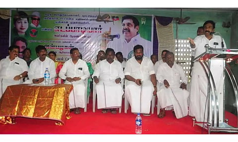 கூட்டத்தில்  அ.தி.மு.க மாநில செயலாளர் அன்பழகன் பேசிய காட்சி.