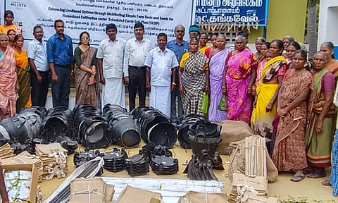 110 விவசாய தொழிலாளர்களுக்கு விதைகள், பண்ணை கருவிகள்