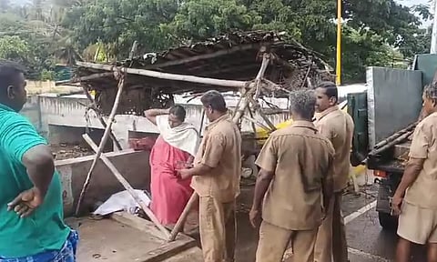 போடியில் அனுமதியின்றி அமைக்கப்பட்ட இறைச்சி கடைகள் அகற்றப்பட்டது.