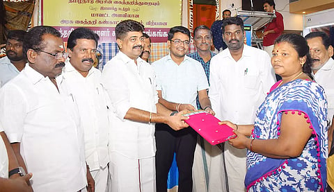 கைத்தறி கண்காட்சியில் முதல் விற்பனையை கலெக்டர் விஷ்ணுசந்திரன் தொடங்கி வைத்தார். அருகில் எம்.எல்.ஏ.க்கள்  காதர் பாட்ஷா முத்துராமலிங்கம்,  முருகேசன் மற்றும் பலர் உள்ளனர்.