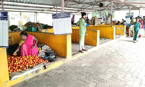 திண்டுக்கல் உழவர் சந்தைக்கு குறைந்த அளவே தக்காளிகள் வந்தது.