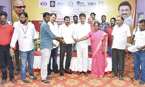 கடலூரில் தனியார் வேலைவாய்ப்பு முகாமில் மாவட்ட வருவாய் அலுவலர் தலைமையில் அய்யப்பன் எம்.எல்.ஏ, மேயர் சுந்தரி ராஜா ஆகியோர் பணி நியமன ஆணைகளை வழங்கினர்.&nbsp;