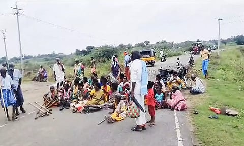 பொதுமக்கள் சாலை மறியலில் ஈடுபட்ட போது எடுத்த படம்.&nbsp;