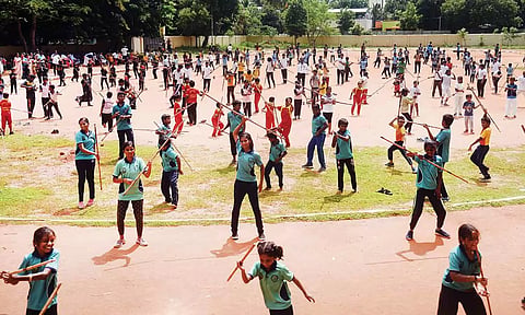 3 மணி நேரம் இடைவிடாமல் சிலம்பம் சுற்றிய மாணவ -மாணவிகள்.
