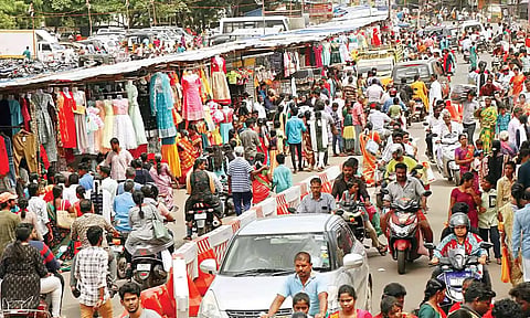 தஞ்சை அண்ணாசிலை சாலையில் அலைமோதும் மக்கள் கூட்டத்தின் ஒரு பகுதி.
