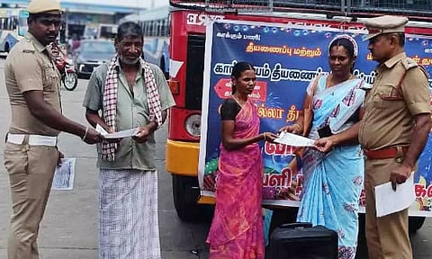 விபத்தில்லா தீபாவளி கொண்டாட துண்டு பிரசுரங்கள் வழங்கியபோது எடுத்தபடம்.&nbsp;