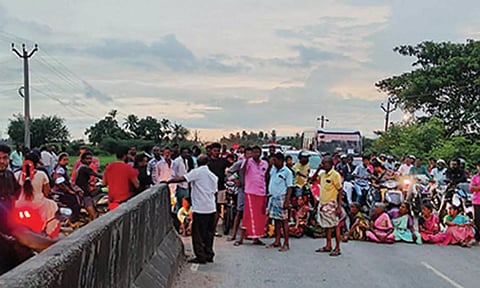 பொன்னேரி அருகே நீர்நிலை ஆக்கிரமிப்பை கண்டித்து கிராம மக்கள் மறியல்