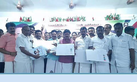 பூத் கமிட்டி நோட்டுகளை புறநகர் மாவட்ட அ.தி.மு.க. செயலாளர் இசக்கிசுப்பையா எம்.எல்.ஏ. வெளியிட்ட காட்சி.&nbsp;