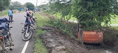 வாய்க்கால்கள் தூர் வாரும் பணி நடைபெற்ற காட்சி.&nbsp;