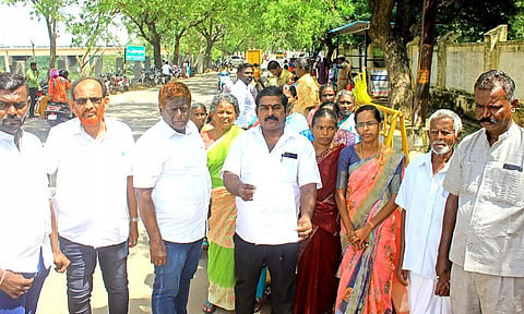 வடக்கு தாழையூத்து  ஊர் பொதுமக்கள் சார்பாக மாவட்ட கலெக்டரிடம் மனு கொடுக்க வந்தவர்களை படத்தில் காணலாம்.