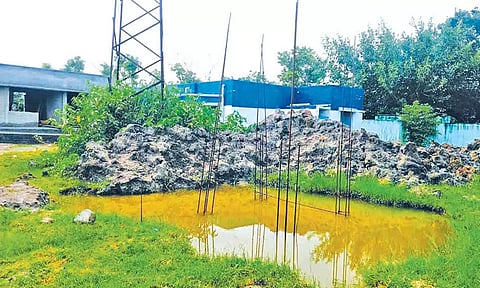 பணிகள் தொடங்கிய நிலையிலேயே காணப்படும் நீர்த்தேக்க தொட்டி.