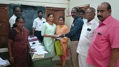 கந்தர்வகோட்டையில்  வாக்காளர் பட்டியல் திருத்தும் பணியை ஆதிதிராவிடர் நல அலுவலர் ஆய்வு