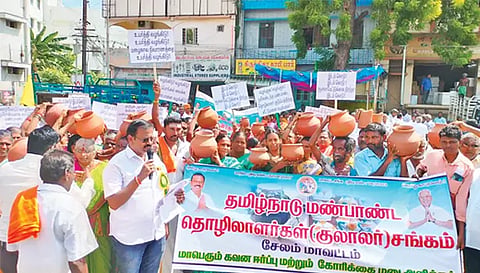 பல்வேறு கோரிக்கைகளை வலியுறுத்தி மண்பாண்ட தொழிலாளர்கள் ஆர்ப்பாட்டத்தில் ஈடுபட்ட காட்சி.