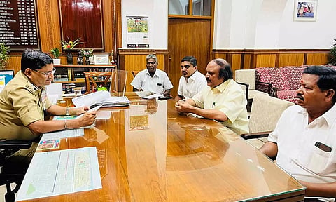 &nbsp;உப்பளம் தொகுதி தி.மு.க. எம்.எல்.ஏ. அனிபால் கென்னடி புதுவை போலீஸ் டி.ஜிபி., ஸ்ரீனிவாசை சந்தித்து புகார் மனு அளித்த காட்சி.
