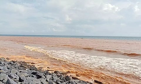 செந்நிறமாக மாறிய புதுச்சேரி கடல்.