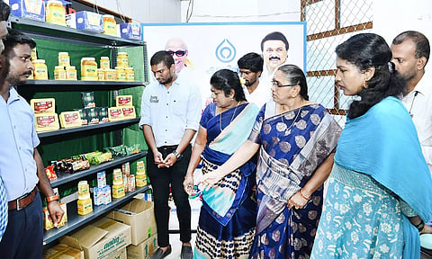 தேனி மாவட்ட கலெக்டர் அலுவலகத்தில் ஆவின் தீபாவளி சிறப்பு விற்பனையை கலெக்டர் ஷஜீவனா தொடங்கி வைத்து பார்வையிட்டார்.