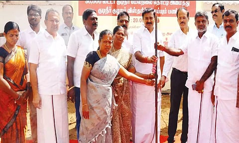 புதிய மேல்நிலை குடிநீர் தொட்டி கட்டுவதற்கு அமைச்சர் மு.பெ.சாமிநாதன் அடிக்கல் நாட்டிய போது எடுத்த படம்.
