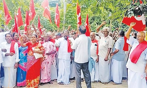 போராட்டத்தில் ஈடுபட்ட மார்க்ஸ்சிஸ்ட் கம்யூனிஸ்டு கட்சியினர்.

