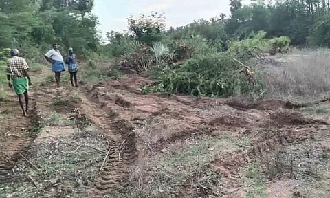 மின்கம்பம் அமைப்பதாக கூறப்படும் நல்லதங்காள் அணை நீர்வழிப்பாதையை படத்தில் காணலாம்.&nbsp;