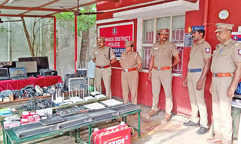 சங்கரன்கோவில் அருகே சட்டவிரோத டெலிபோன் இணைப்பகம் நடத்தியதாக 2 வாலிபர்கள் கைது
