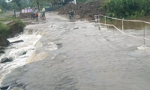 தற்காலிக தரைப்பாலம் நீரில் மூழ்கியுள்ளதால் போக்குவரத்து பாதிப்பு ஏற்பட்டுள்ளது.