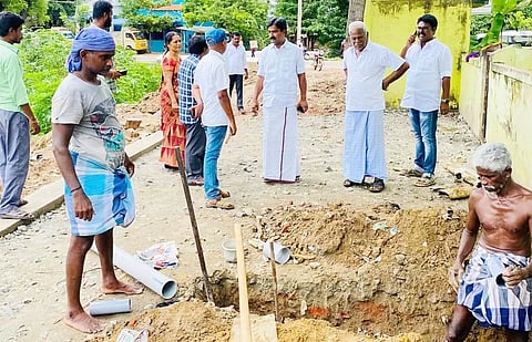 மானாமதுரை நகராட்சி பகுதியில் நடைபெற்று வரும் சிமெண்டு சாலை பணிகளை நகர் மன்றத்தலைவர் மாரியப்பன் கென்னடி நேரில் ஆய்வு செய்த காட்சி. அருகில் பொறியாளர் முத்துக்குமார் மற்றும் பலர் உள்ளனர்.