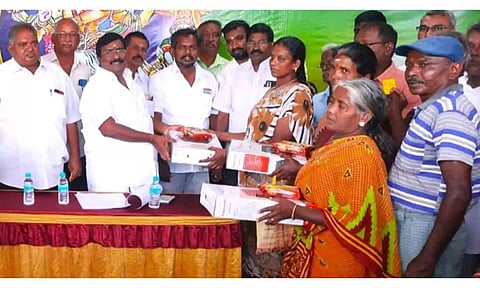 &nbsp;எதிர்க்கட்சித் தலைவர் சிவா எம்.எல்.ஏ. பால் உற்பத்தியாளர்களுக்கு இன்டக்சன் அடுப்பு மற்றும் இனிப்பு வழங்கிய காட்சி.