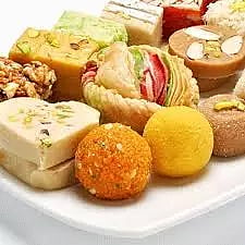 ரூ.1.50 லட்சம் செலவில் பணியாளர்களுக்கு புத்தாடை, இனிப்பு