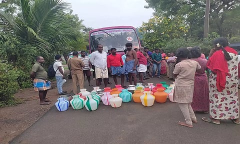&nbsp;பொதுமக்கள் அரசு பஸ்சை சிறைபிடித்து மறியலில் ஈடுப்பட்ட காட்சி.