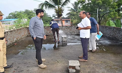 கடலூர் தேவனாம்பட்டினம் பகுதியில் உள்ள ஒரு வீட்டு மொட்டை மாடியில் கலெக்டர் அருண் தம்புராஜ் நேரில் ஆய்வு மேற்கொண்டார்‌.