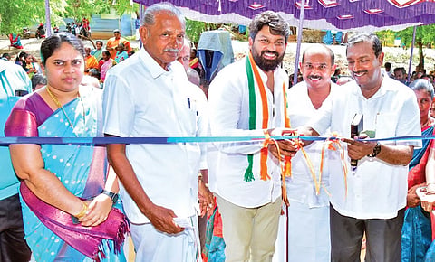 புதிய பள்ளி கட்டிடங்களை ஊர்வசிஅமிர்தராஜ் எம்.எல்.ஏ.,  மோகன்சி.லாசரஸ் ஆகியோர் திறந்து வைத்தனர். அருகில் யூனியன் சேர்மன் ஜனகர், ஆழ்வை பேரூராட்சி தலைவி சாரதா பொன்இசக்கி உள்ளனர்.