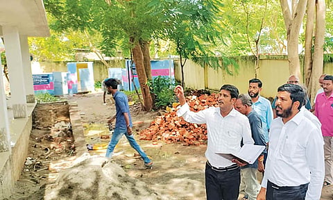 பள்ளி வகுப்பறை கட்டிட பணியை  ஷாநவாஸ் எம்.எல்.ஏ. பார்வையிட்டு ஆய்வு செய்தார்.