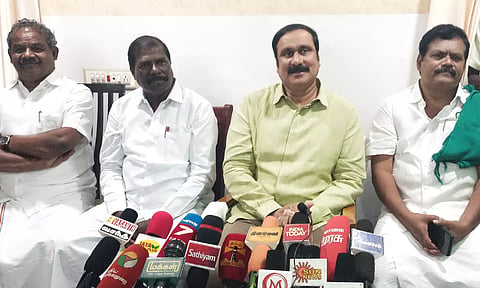 அரூரில் பாமக தலைவர் அன்புமணி ராமதாஸ் எம்.பி. பேட்டியளித்த காட்சி.
