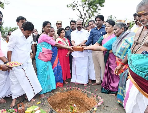 புதிய குடியிருப்புகளுக்கான கட்டுமான பணிகளை அமைச்சர் பெரியகருப்பன் தொடங்கி வைத்தார். அருகில் கலெக்டர் ஆஷா அஜீத், தமிழரசி எம்.எல்.ஏ. உள்ளனர்.