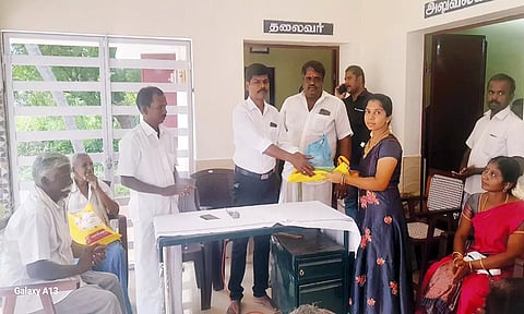 கிளாங்காடு ஊராட்சியில் பணியாளர்களுக்கு புத்தாடைகள்