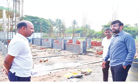 சரவணா நகர் பகுதியில் மண்டல அலுவலகம் கட்டுமான பணிகளை கலெக்டர் அருண் தம்புராஜ் ஆய்வு செய்த காட்சி.&nbsp;