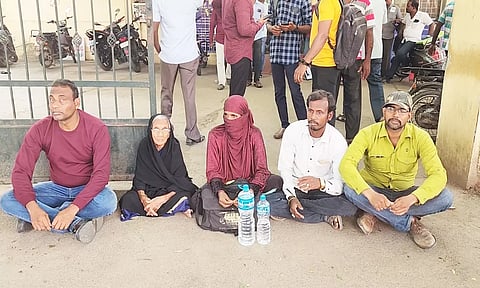 பத்திரபதிவு அலுவலகம் முன்பு தர்ணா