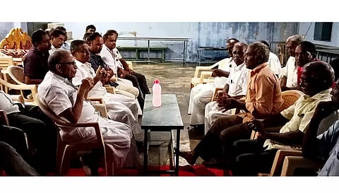 பள்ளிப்பாளையம் விசைத்தறி உரிமையாளர் சங்க நிர்வாகிகள் மற்றும் தொழிற்சங்க நிர்வாகிகள் இடையே போனஸ் பேச்சுவார்த்தை நடைபெற்ற காட்சி.