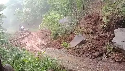 கனமழை காரணமாக சடையம்பட்டி பகுதியில்  மண்சரிவு ஏற்பட்டுள்ள காட்சி.