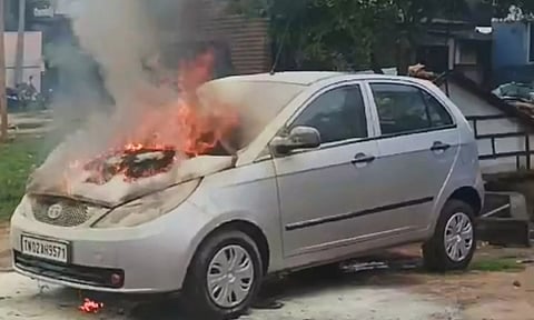 தீப்பற்றி எரிந்த காரை படத்தில் காணலாம்.