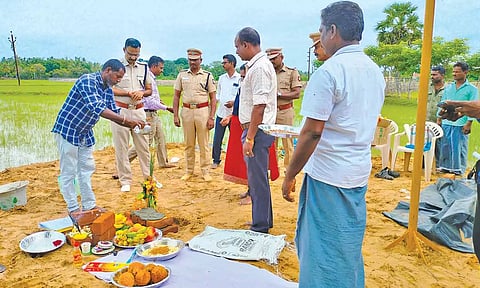 காவலர் தங்கும் இல்லம்’ கட்டுமானத்திற்காக திருவாரூர் போலீஸ் சூப்பிரண்டு ஜெயக்குமார் அடிக்கல் நாட்டி தொடங்கி வைத்தார்.