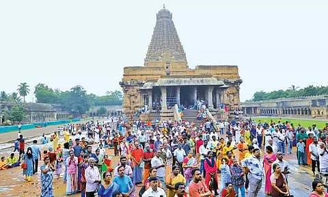 பிரதோஷத்தை முன்னிட்டு  தஞ்சை பெரியகோவிலில் குவிந்திருந்த பக்தர்கள்.